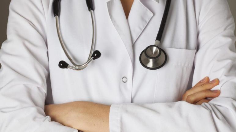 توقيف طبيب وسيدتين بسبب إخضاع سيدة للإجهاض المفضي إلى الوفاة