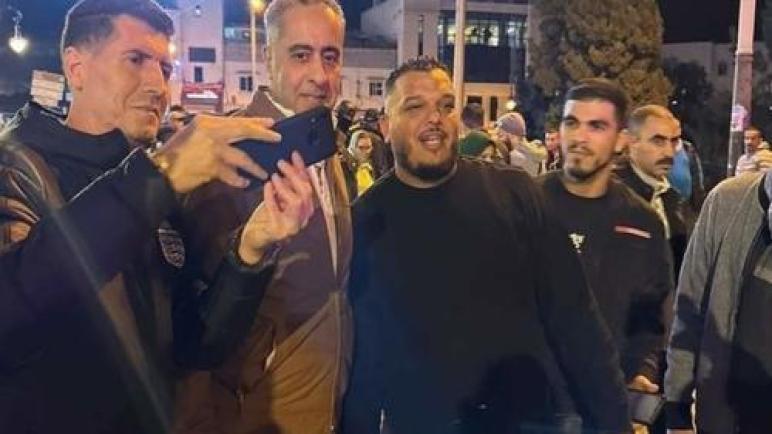 مواطنون بطنجة يلتقطون صورا مع عبد اللطيف الحموشي