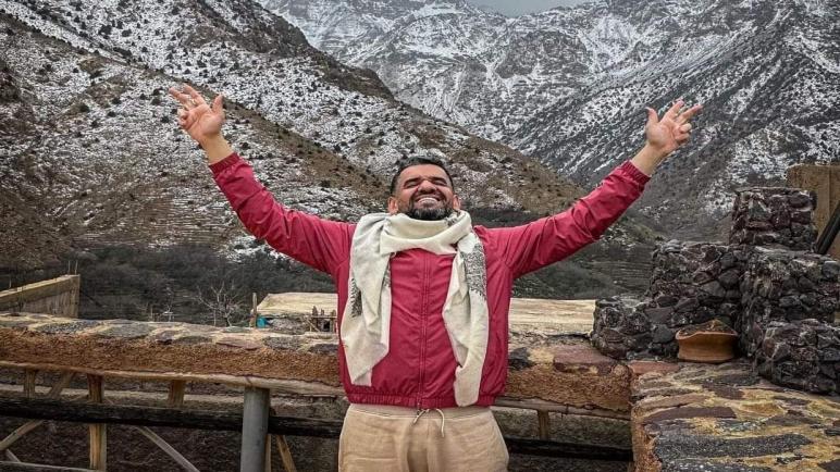 الفنان الإماراتي الحسين الجسمي يعبر عن حبه للمغرب من أعلى ثلوج أزرو