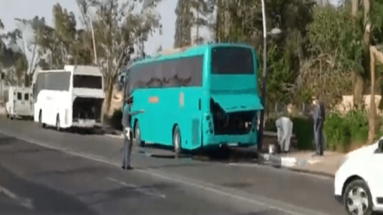 حافلة تقل مصابين بكورونا أصيبت بعطب في الطريق
