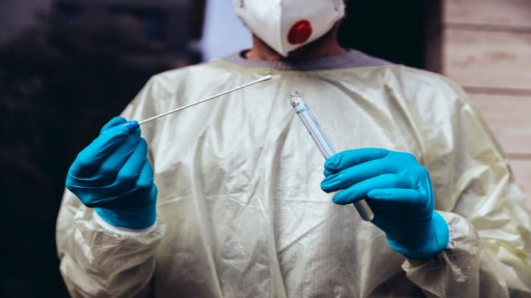 سلطات طنجة تخضع الحلاقين لاختبارات الكشف عن فيروس كورونا