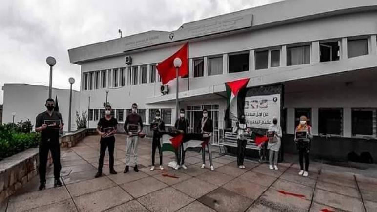 طلبة الحقوق بطنجة يزينون كليتهم بالأعلام الفلسطينية رفضا للتطبيع
