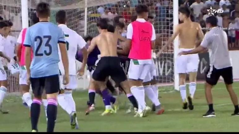 “فيديو” عشرات المشجعين الجزائرين يطاردون لاعبي المنتخب المغربي للناشئين محاولين الاعتداء عليهم