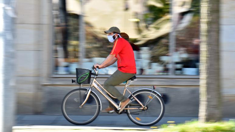 مصاب بكورونا يتجول بدراجة هوائية بالفقيه بنصالح والسلطات تتدخل