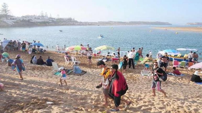 عامل إقليم سيدي بنور يستيقظ متأخرا ويأمر بإغلاق شاطئ الواليدية